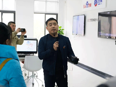 長(zhǎng)沙金霞經(jīng)開(kāi)區(qū)非公企業(yè)黨組織書(shū)記一行人觀(guān)摩交流競(jìng)網(wǎng)黨建工作